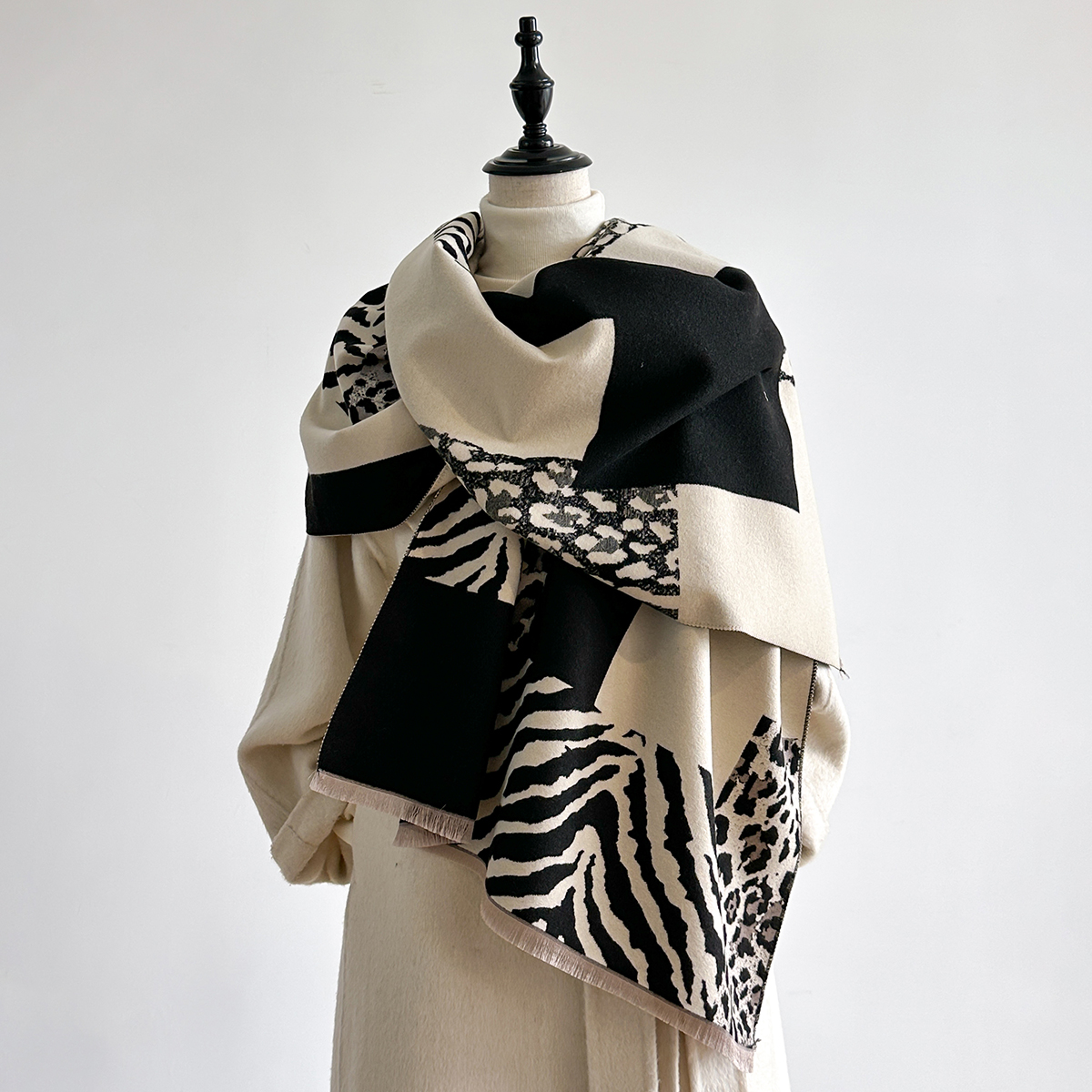 New Brand Elegance Two-Sided L - مراجعة Woven Scarf Blanket وسعره
