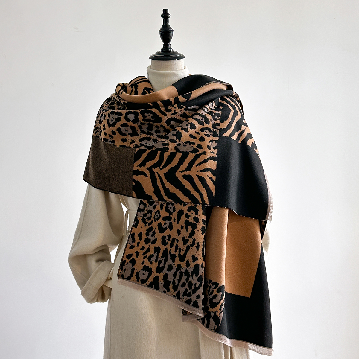 New Brand Elegance Two-Sided L - مراجعة Woven Scarf Blanket وسعره